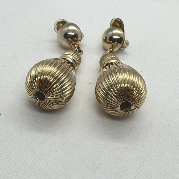 Gold Tone Fluted Teardrop Dangle Clip On Earrings Runway Fabulous Statement Drag - Picture 5 of 6